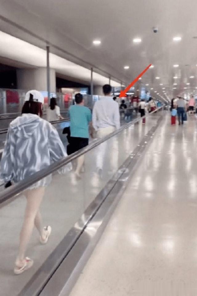 肖战|何超莲跟在男友身后低头默走 引发冷战疑云？