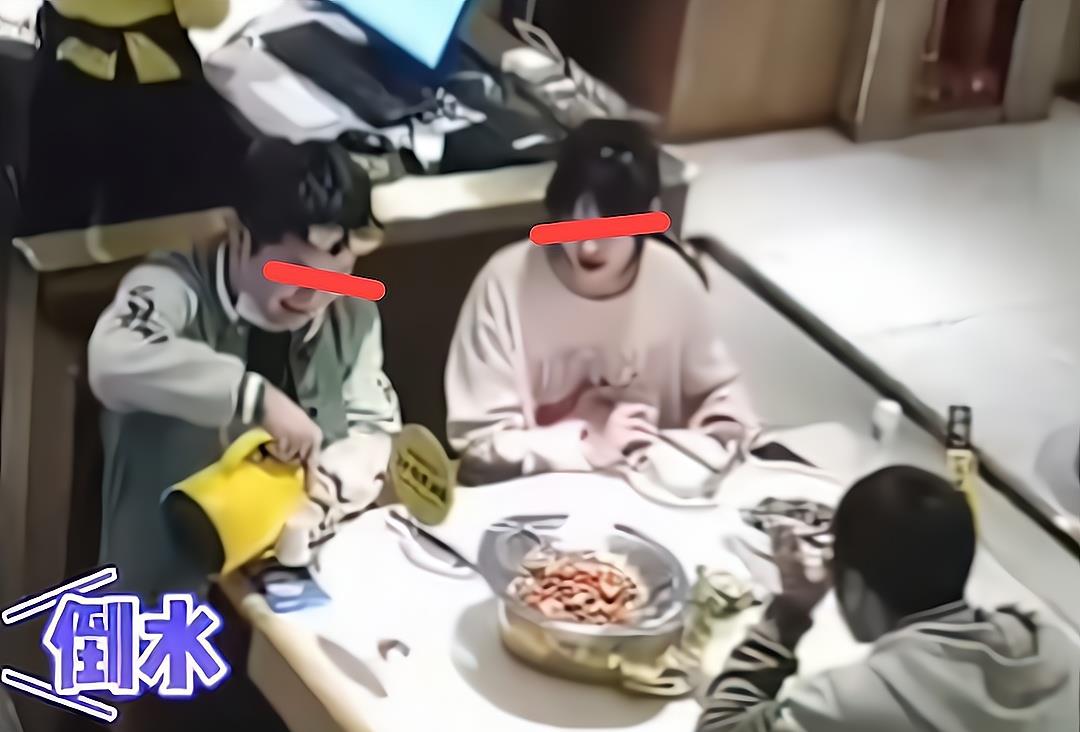 湖南一女子相亲带男闺蜜,摸头、喂菜,行为亲密,吃完结伴离开
