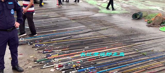 长江|重庆南岸区销毁违规渔具,大量鱼竿被锤子砸、火烧,网友:心疼