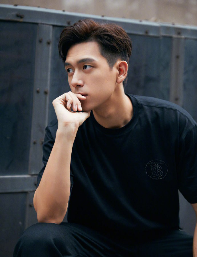 混搭时尚Anna|30岁李现剧外好奢侈,穿5000黑色T恤时髦又年轻,比剧里帅气多了