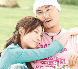 张卫健|张卫健张茜:参加聚会,女方抖腿抽烟旁若无人,男方一脸烦闷