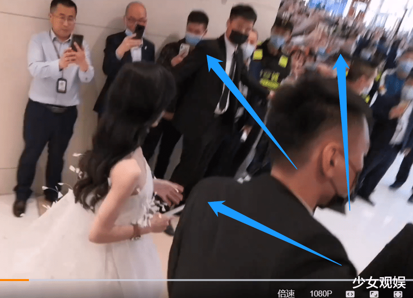 赵丽颖|赵丽颖现实生活中美不美？落地商场搞宣传，路人的举动成焦点