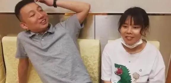 阳光语言矫正说|熊磊晒照暗示身体差,手上贴着医用胶布,却被眼睫毛出卖