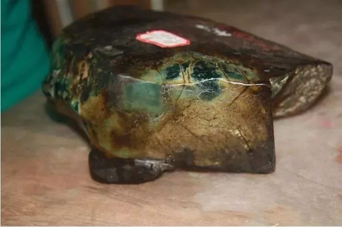 翡翠|极其丑陋的断口翡翠原石，裂痕无数，一路逆袭，成品更为孤品！