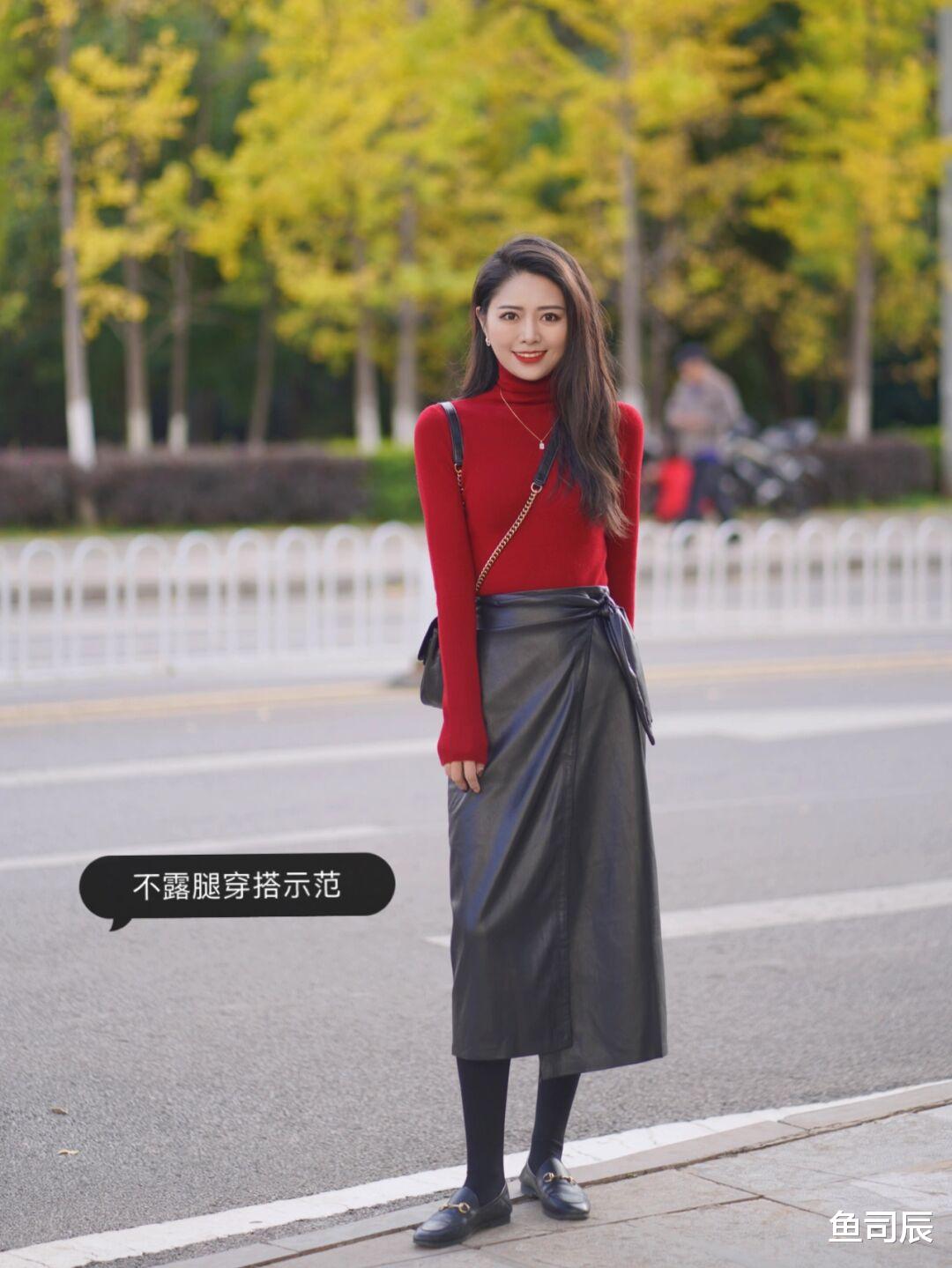 鱼司辰 秋冬来一个经典搭配，红色高领毛衣搭配黑色半身裙，高级又洋气