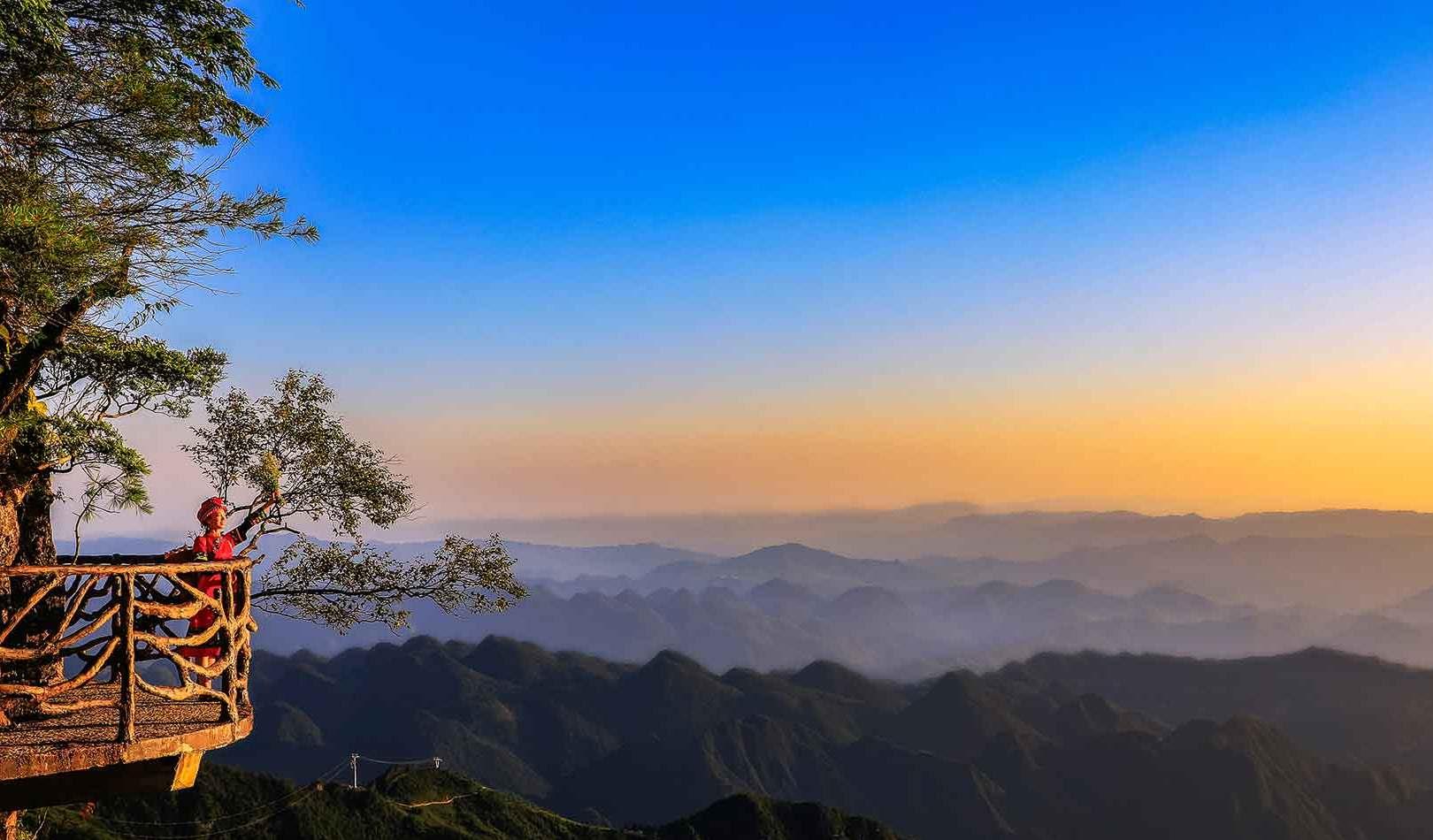 四川省 四川又一景区火了，藏有一条80度悬崖公路，公路落差达到447米