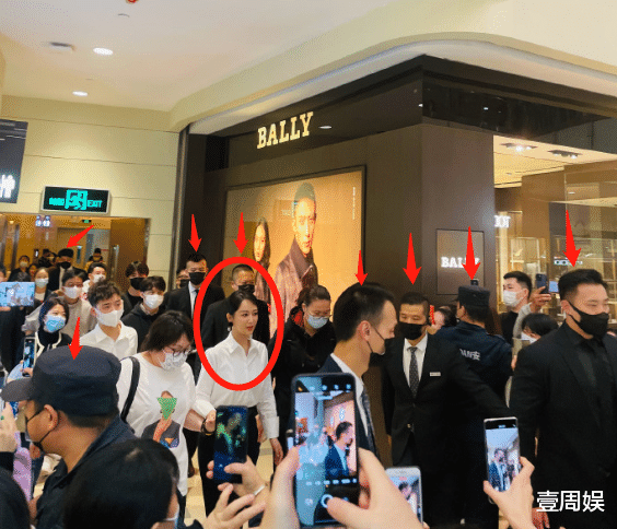 杨紫|杨紫现身活动捞金，被两个助理搀扶，数十名保镖贴身护驾！