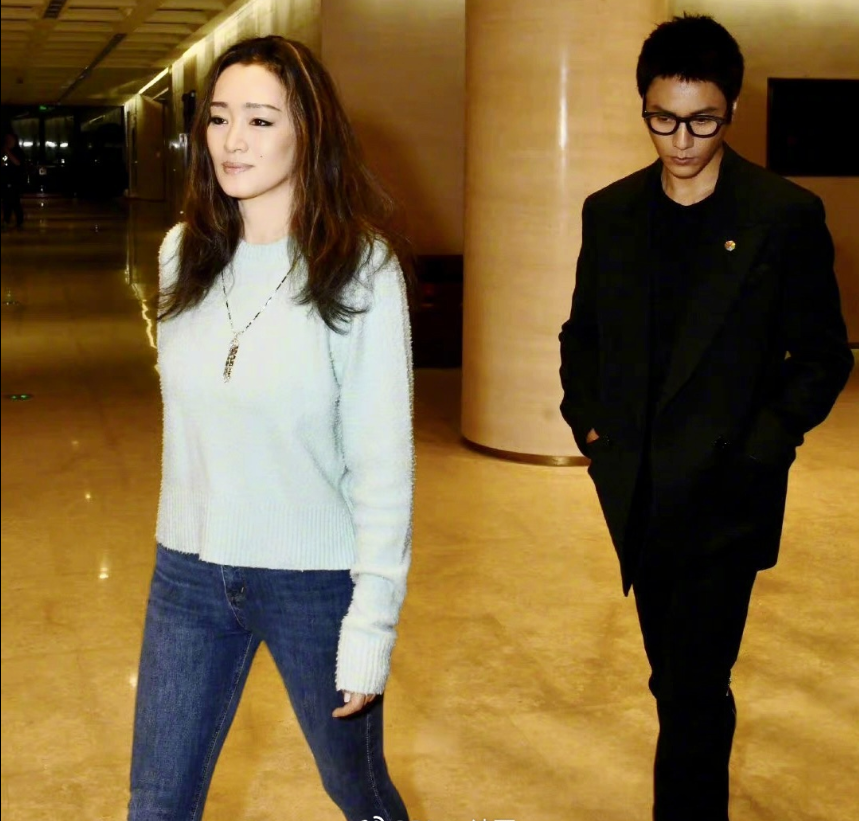 巩俐|比刘晓庆还夸张？巩俐56岁状态让人意外！挑染发色国际范儿满了！