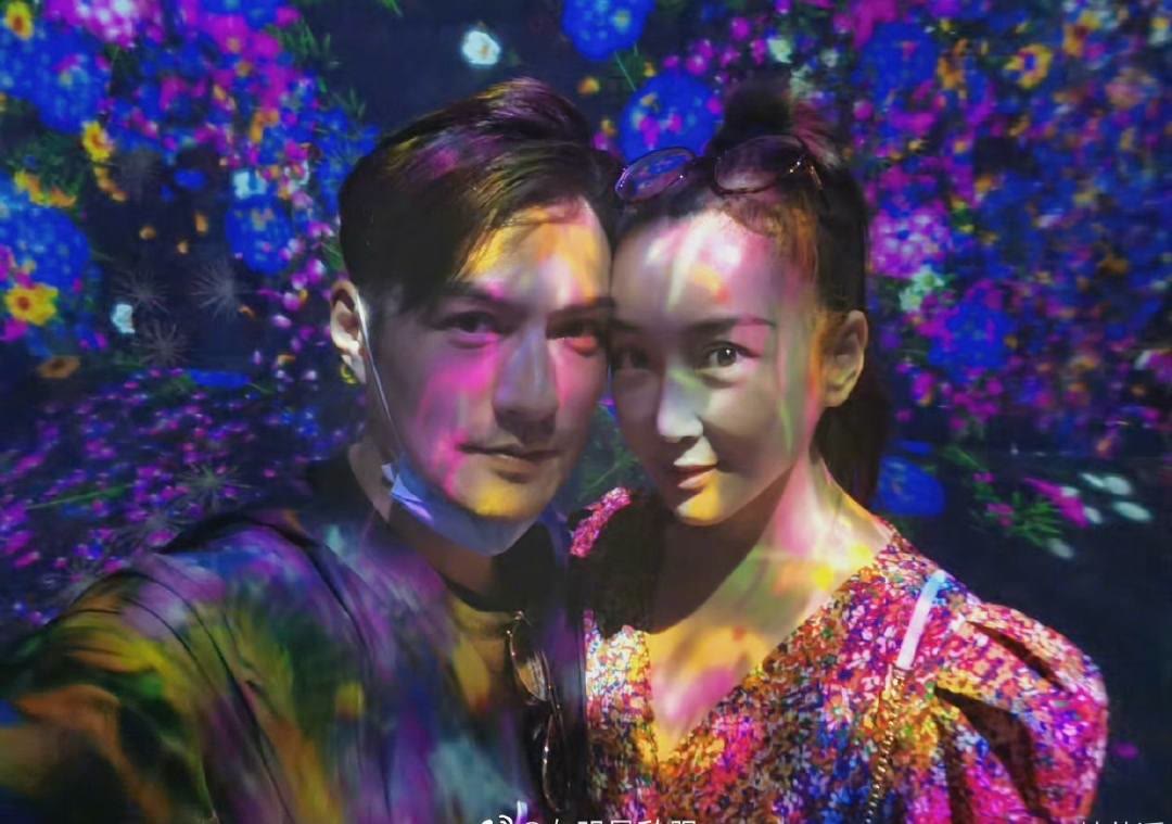 裙装 严屹宽一家三口罕见同框，杜若溪穿小裙子秀长腿，扎高马尾好显嫩