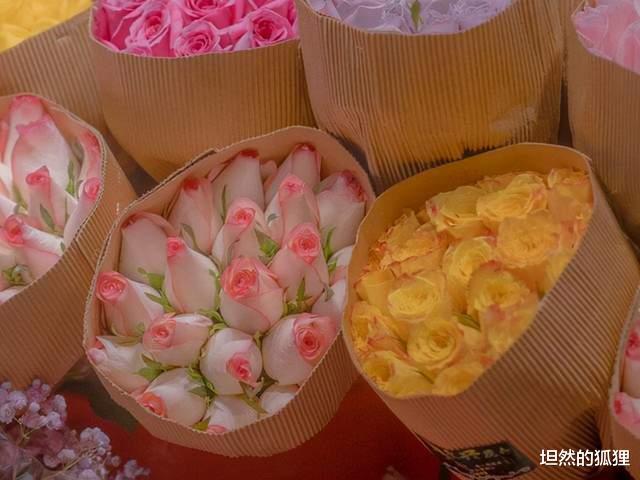 坦然的狐狸 别想了，他这样对你，只是在“假装”爱你
