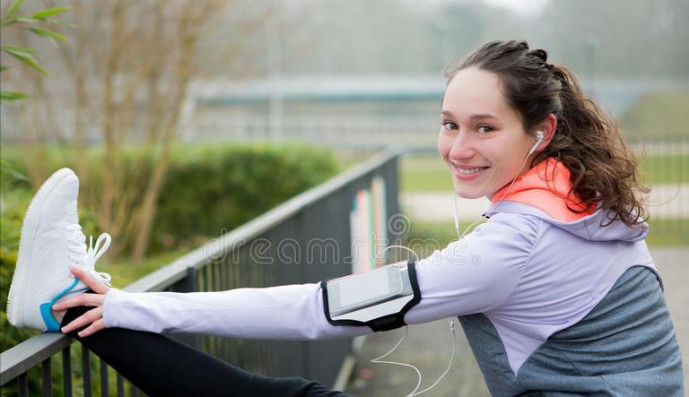 有氧运动|羽毛球是女性减肥最佳的有氧运动,每天坚持这个时间会有显著效果