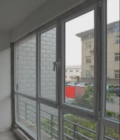 有钱人封阳台都不用塑钢了，现在都流行这个，台风天鸽来了都不怕