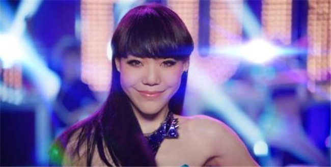 吴莫愁|爆红后代言费上亿，穿鞋都要4个人伺候，消失两年沦落到街头卖唱