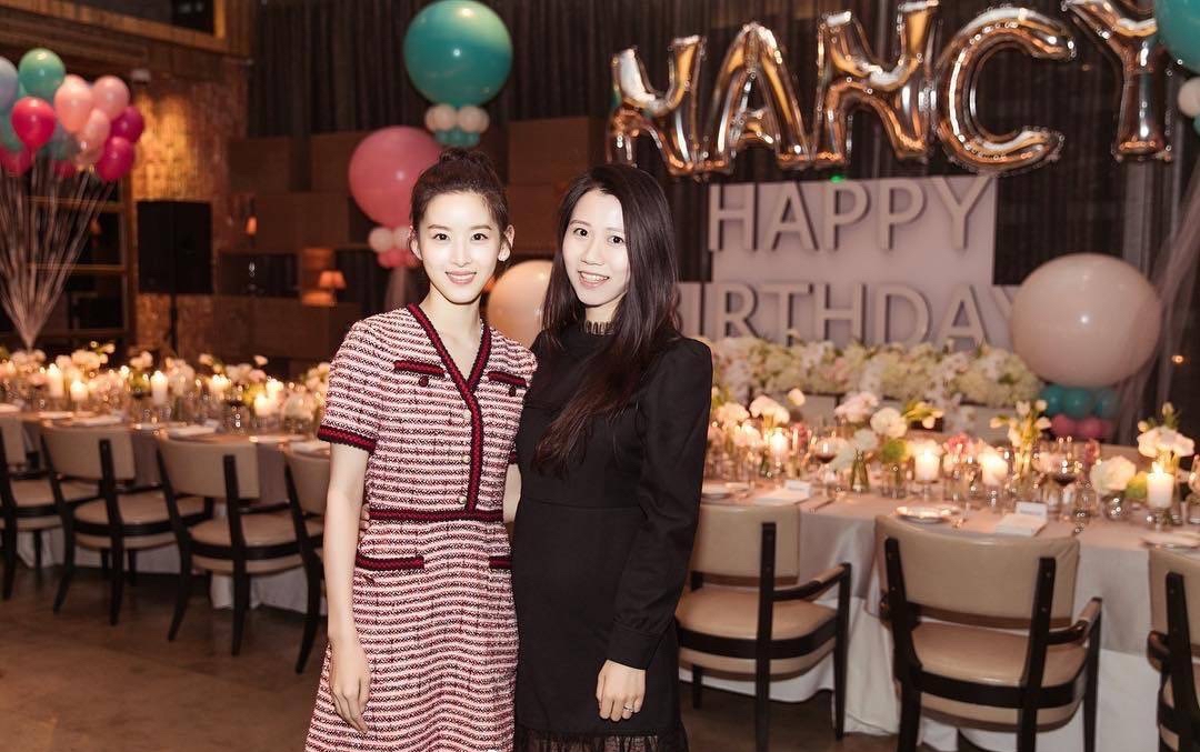 哚乐Like时尚 奶茶妹妹越来越有阔太范，穿红色小香风编织裙清甜高雅，惊艳逆袭