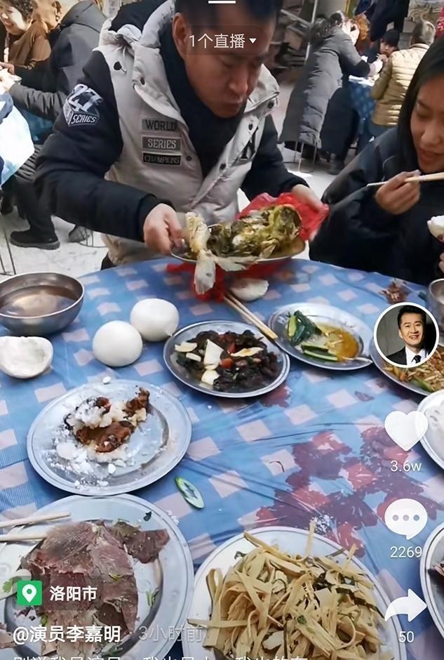 李嘉明|戏骨李嘉明吃酒席遭批素质低！菜一上桌就打包，争议行为不止一次