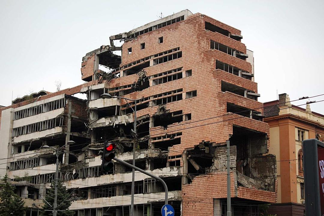 钻地弹|为何钻地弹能钻到地下几十米上百米才爆炸？原理是什么？
