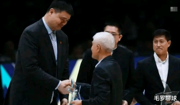 斯蒂芬·馬布里|姚明單手握手80歲蔣興權，馬布里卻彎腰伸出雙手，原因耐人尋味