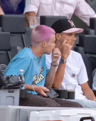 哈珀·贝克汉姆|贝克汉姆带孩子们看球赛，10岁小七又胖一大圈，超大戒指抢镜