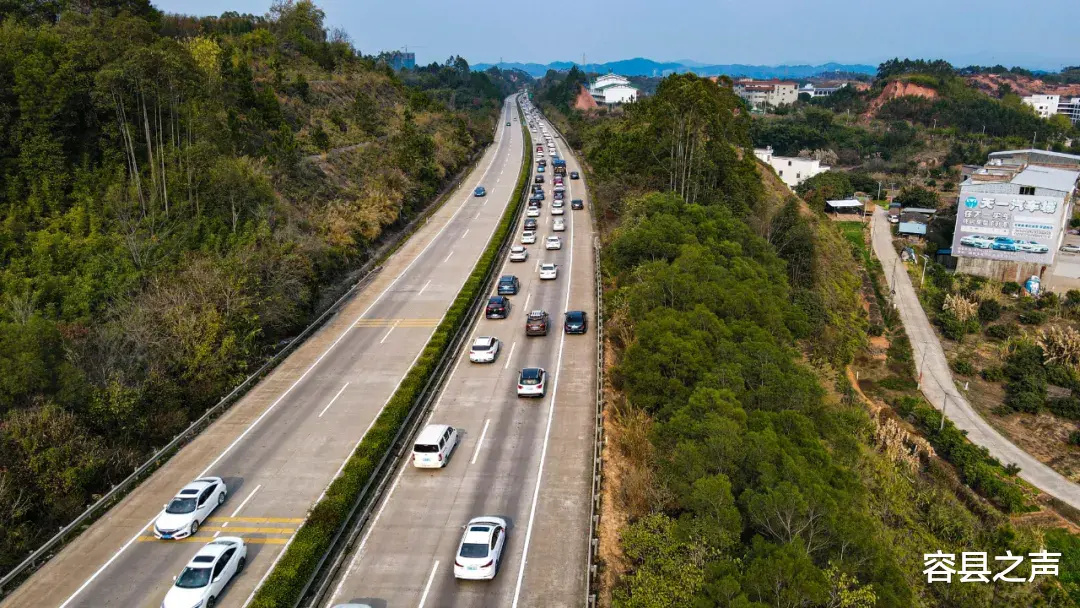 容县之声 节后返程高峰来袭，堵堵堵！广西高速上演堵车大片，从白天堵到黑夜