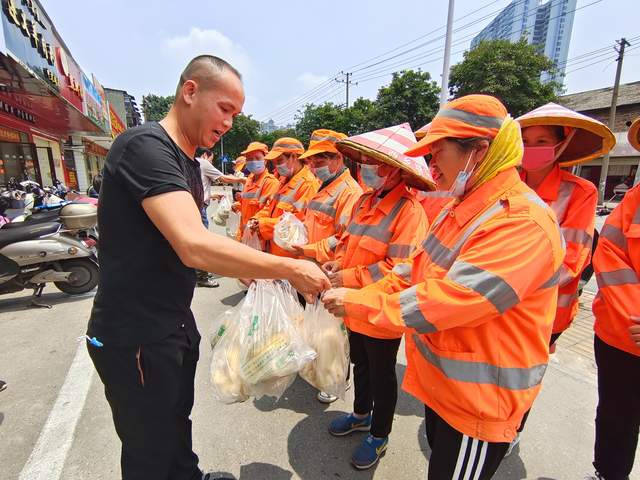 广西生活圈 竹盐鸡创始人朱世才慰问环卫工人 向城市美容师致敬