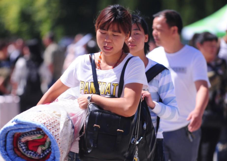 大学生|农村大学生自叹“有家不能回”，躲在城市生活，背后真相叫人心疼