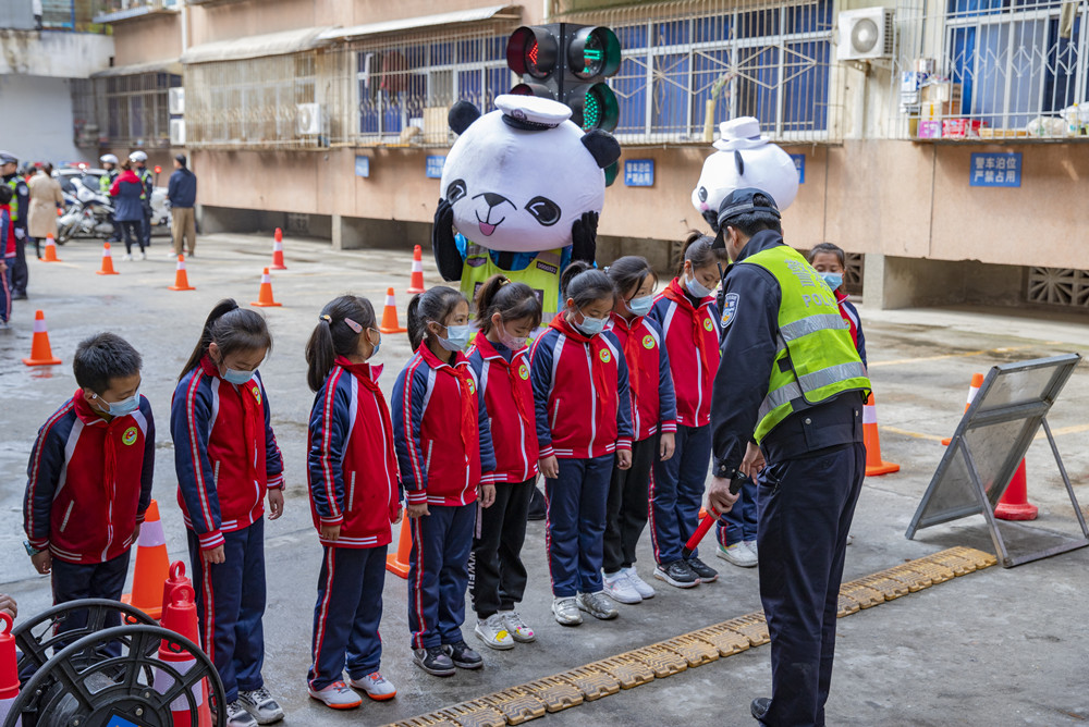 爱上汉中 小“宝贝”探警营 快乐拥抱文明交通