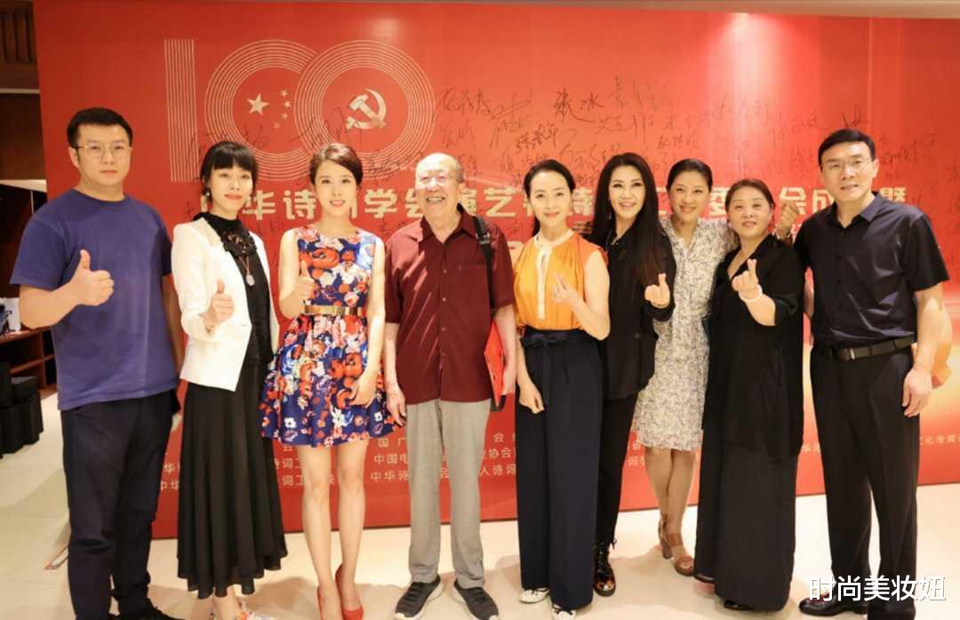 南瓜|又被颜丹晨的优雅气质迷倒，穿印花裙配淡雅妆容，美得很高级