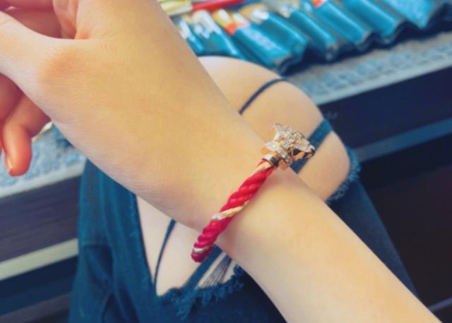 金瀚|关晓彤公开秀恩爱，主动晒男友送的礼物，看清后：是我没见过世面