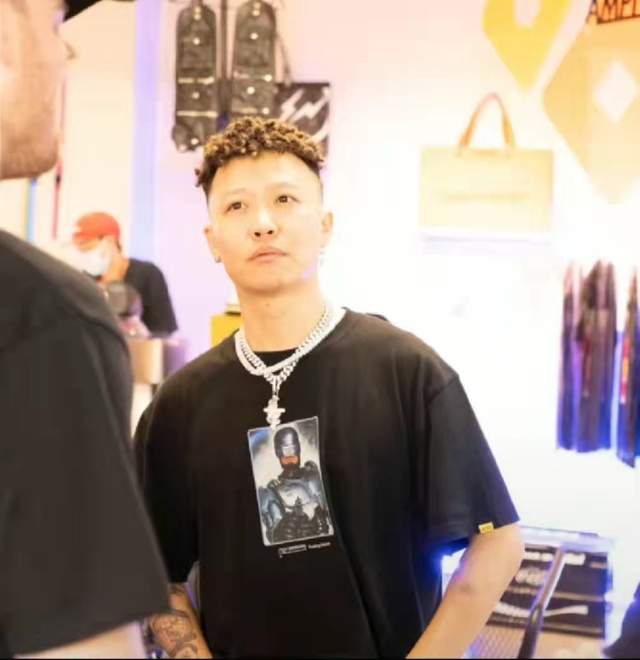 社交平台|贵圈真乱！说唱女歌手称遭到男友家暴：往脸上吐口水，签约君子协议