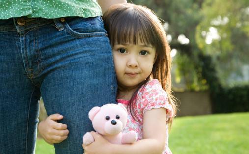 有糖的热剧 6岁女孩非要和爸爸睡，一句话让妈妈哑口无言，性别教育刻不容缓