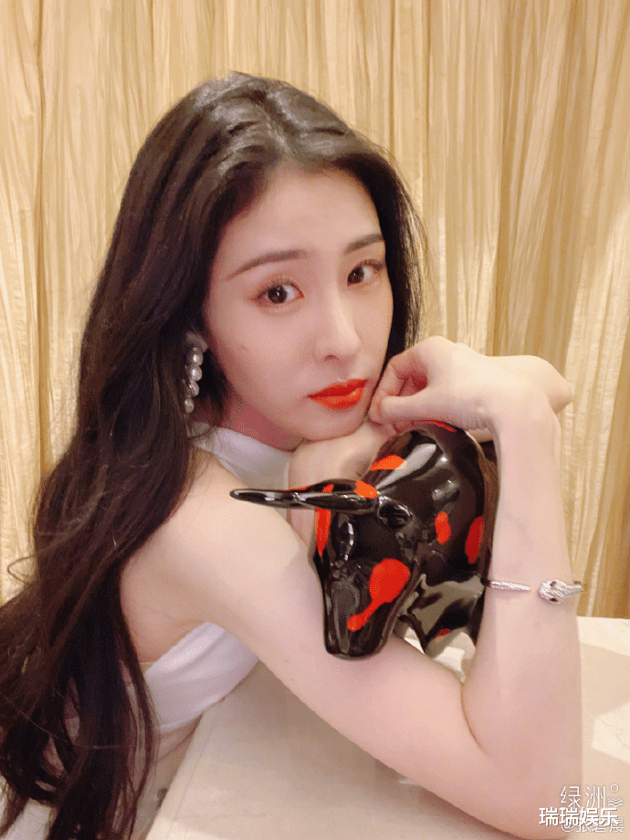 华晨宇|华晨宇迎来31岁生日，张碧晨的特殊祝福方式，被网友直呼：好卑微