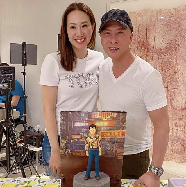 张伦硕|钟丽缇与老公甜蜜拍大片，身材傲人气氛暧昧，张伦硕裸上身秀腹肌