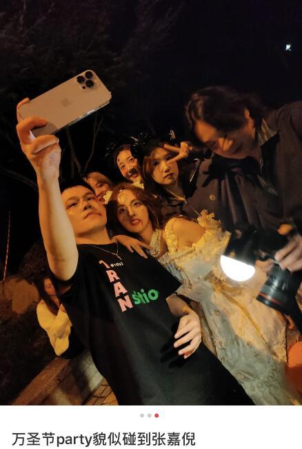 张嘉倪|张嘉倪过万圣节，大冷天穿露肩长裙，与男粉亲密合照不惧买超吃醋