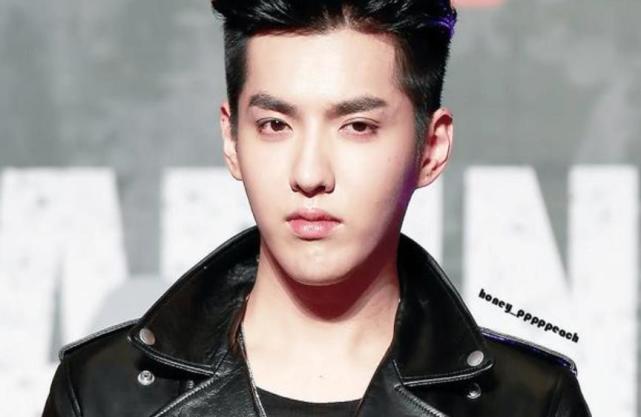 吴亦凡|港媒曝吴亦凡被抓时画面,戴墨镜项链嘻哈风十足,被嘲偶像包袱浓