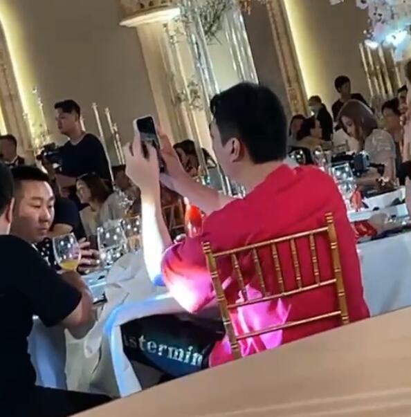 王思聪|王思聪带美女参加婚礼，用手机拉近镜头细看伴娘，和女伴互翻白眼