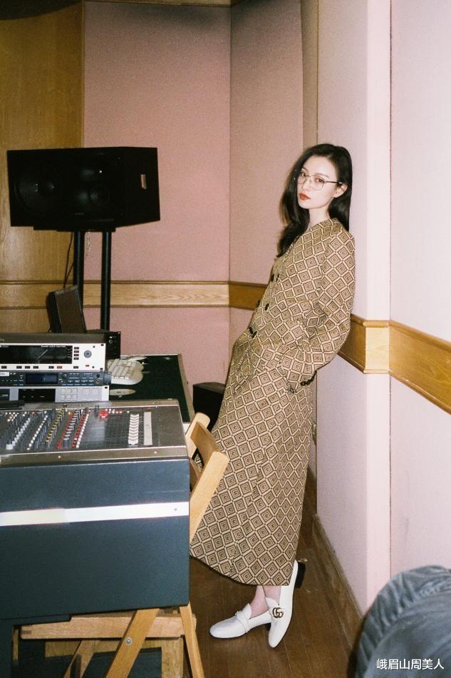 尹正|?倪妮的“斩男身材”太赞，穿吊带裹身裙没一丝赘肉，性感又妩媚