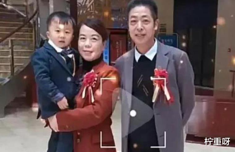 |太暖心！姚爸试图抱起儿子姚威动作滑稽，许妈挽着儿子胳膊好幸福