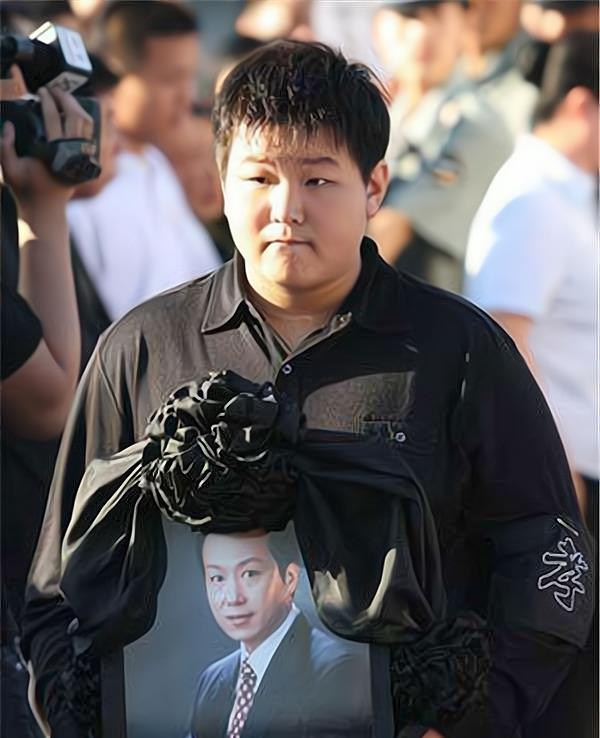罗京|罗京：48岁去世，葬礼现场李瑞英表情痛苦，妻子改嫁儿子留学美国