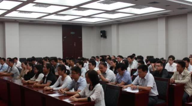 依科育儿吧|师范院校毕业的学生,将来可以直接当老师?网友:你的想法太天真