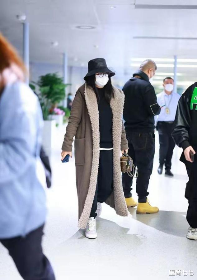 李湘|李湘也学萧亚轩！走机场带超嫩小鲜肉，她却不修边幅毛衣都起球
