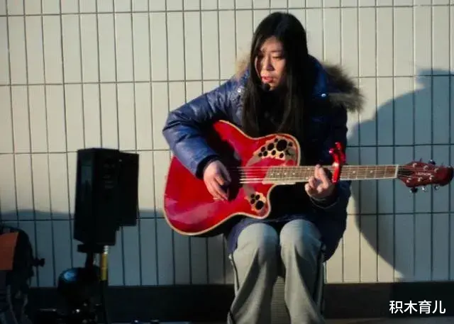 积木育儿|13岁自杀，16岁辍学，20岁登春晚一夜爆红，后来身价过亿的西单女孩怎么样了？