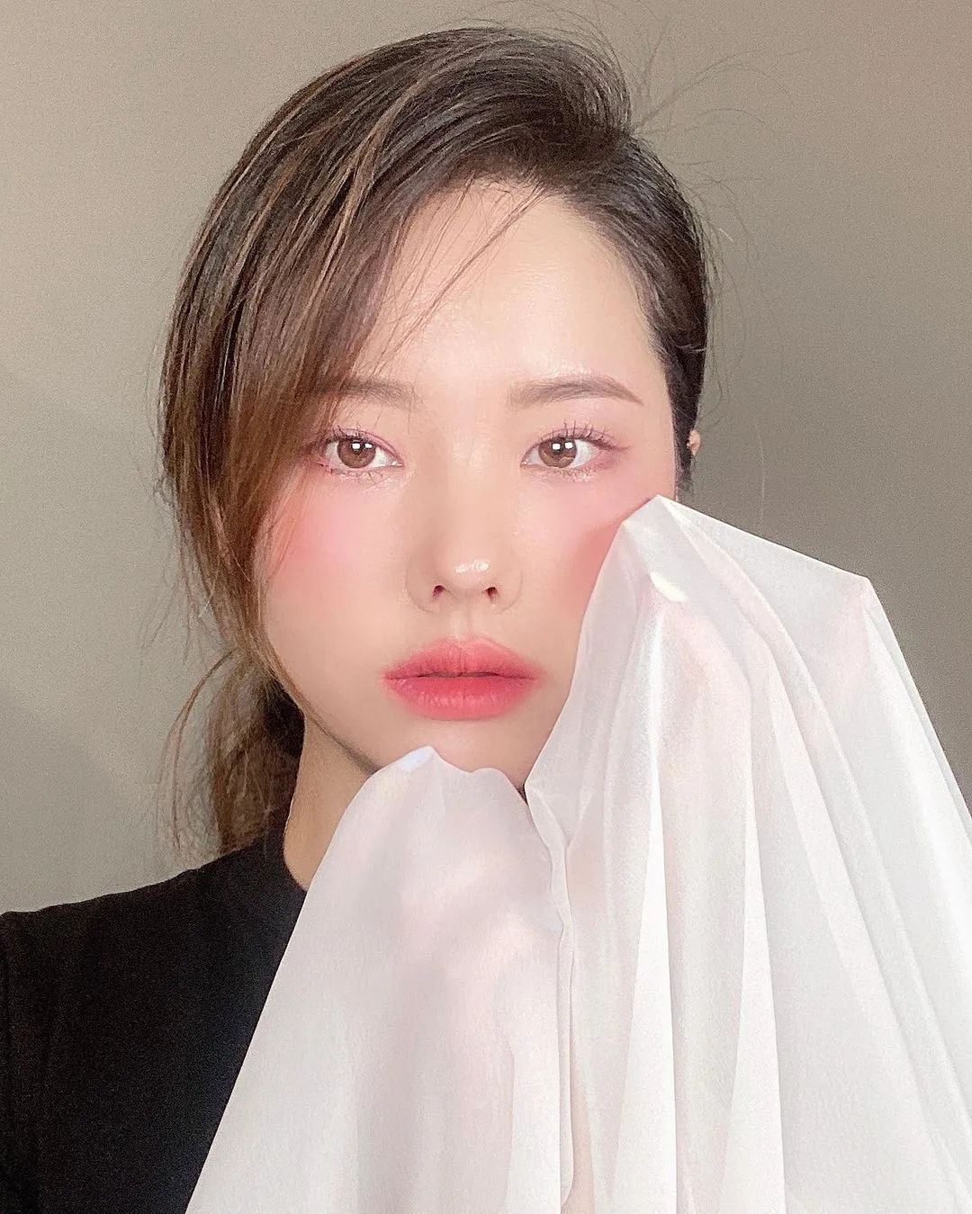 腮红|喝了假酒的Jennie竟穿肚兜上台?讲真,有被她的屁桃红炸到