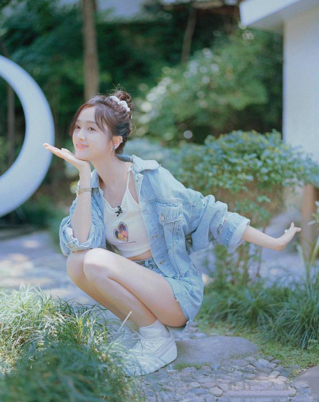 赵丽颖|必备单品！热巴的贝雷帽，赵丽颖的针织衫，吴宣仪的牛仔外套 。