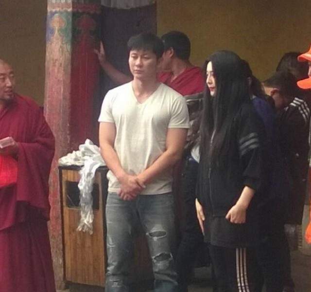 李晨|女子晒李晨酒吧百万账单，八千八香槟连开88支，一瓶矿泉水50