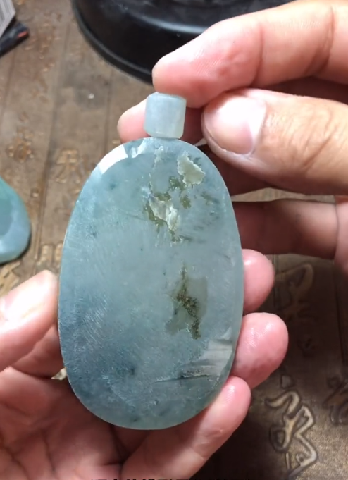 雕刻|一块丑不拉几的边角料，看看玉雕师如何变废为宝！