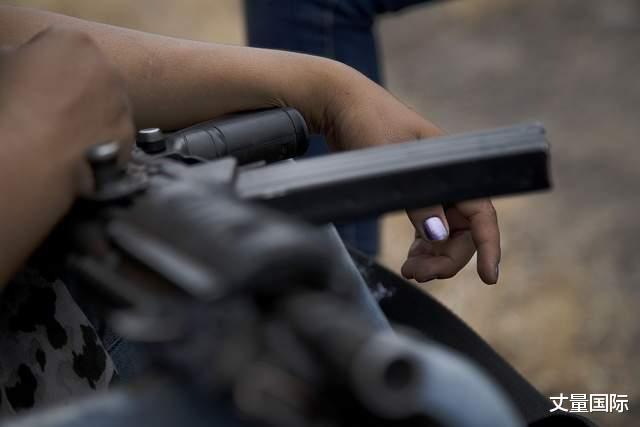 為抵禦販毒集團的血腥入侵 墨西哥一群婦女拿起瞭武器-圖7
