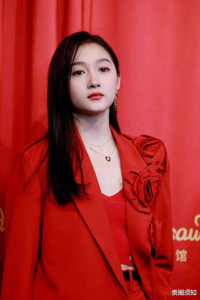 关晓彤|关晓彤入驻上海杜莎蜡像馆，见到自己蜡像捂嘴笑不停，直言比自己漂亮精致