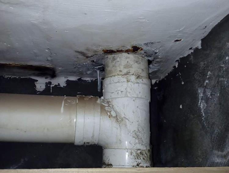 卫生间铺好瓷砖以后漏水,别着急砸瓷砖,有2种方法很实用