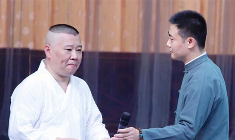 高峰|德云社栾云平坐着演《扒马褂》，引发网友热议，高峰：这是新演法