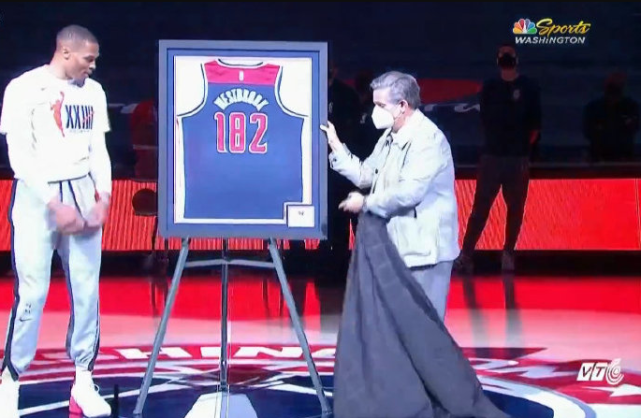 威斯布鲁克|三消息,老板送威少纪念球衣,詹姆斯掉出MVP榜,皮蓬小女友曝光